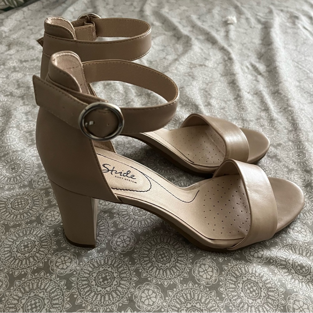 LIFESTRIDE nude block heels size 9.5